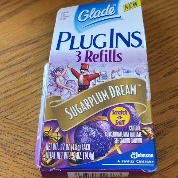 7 Plug Ins 3 Refill Packs- 5 Sugarplum Dream, 1 Pine, 1 Apple Cinnamon - Picture 8 of 15